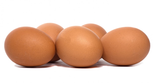 Huevos de gallina frescos aislados en un fondo blanco. Los huevos como fuente de proteínas.