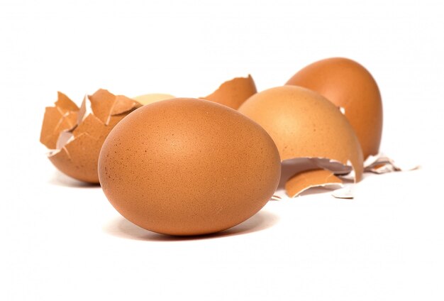 Huevos de gallina frescos aislados en un fondo blanco. Los huevos como fuente de proteínas.
