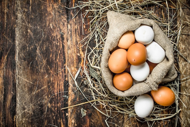 Huevos de gallina frescos en una bolsa vieja