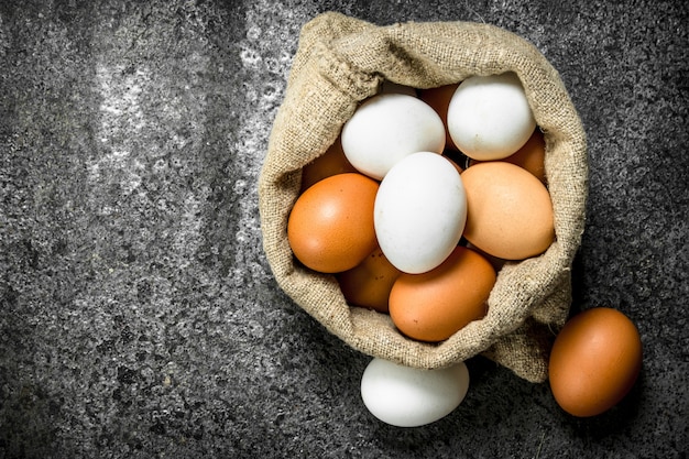 Huevos de gallina frescos en una bolsa.