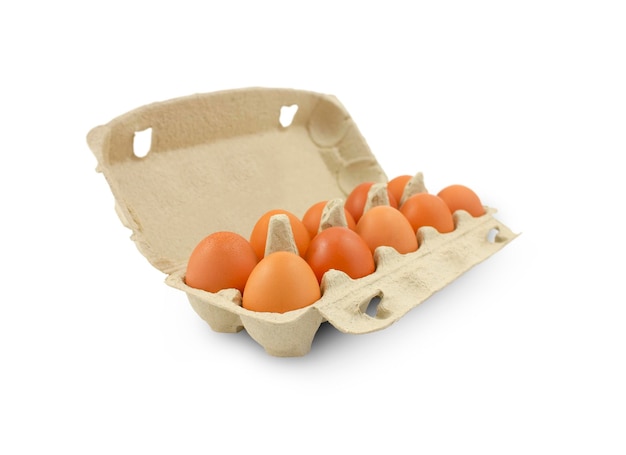 Huevos de gallina frescos en una caja de cartón aislada en un fondo blanco