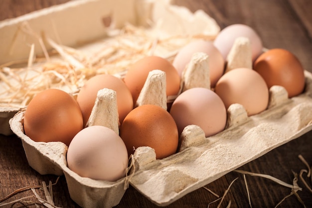 Huevos de gallina frescos en caja de cartón