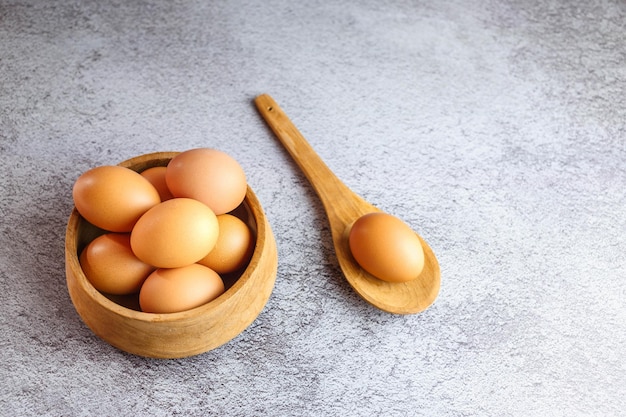 Huevos de gallina frescos en la mesa