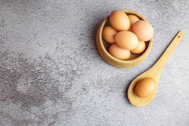 huevos de gallina frescos en la mesa