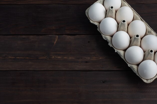 Huevos de gallina frescos en un paquete, huevos crudos en una cáscara blanca en una caja