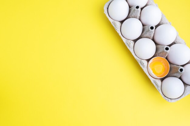 Huevos de gallina frescos en un paquete, huevos crudos en una cáscara blanca en una caja.