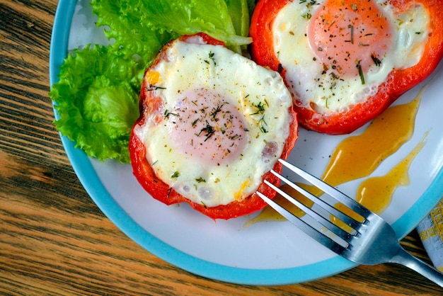 Huevos de gallina fritos en pimiento