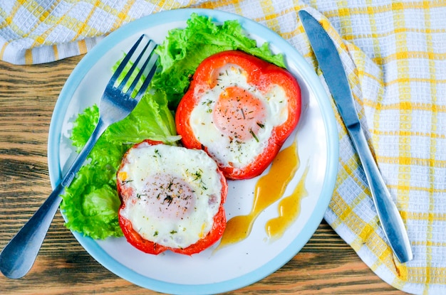 Huevos de gallina fritos en pimiento