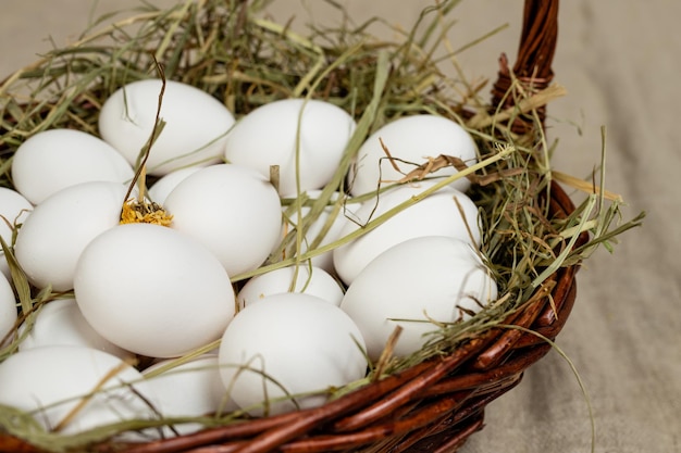 Huevos de gallina de granja frescos en una cesta