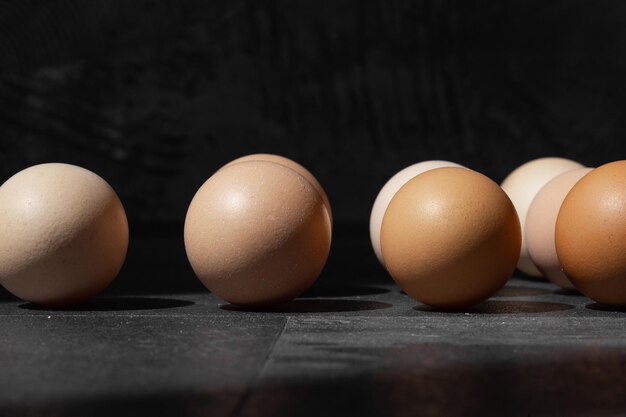 Huevos de gallina de granja natural aislados sobre fondo oscuro Concepto de vacaciones de Pascua