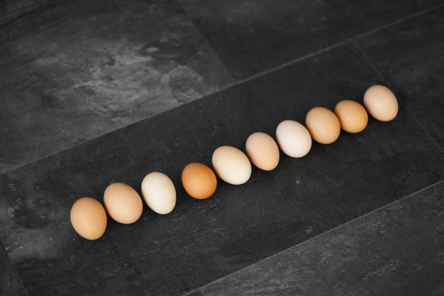 Huevos de gallina de granja natural aislados sobre fondo oscuro Concepto de vacaciones de Pascua