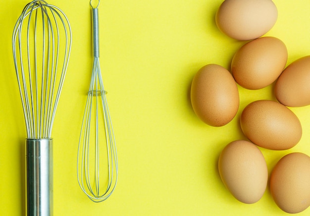 Huevos de gallina huevos marrones huevo roto en caja de cartón sobre fondo amarillo