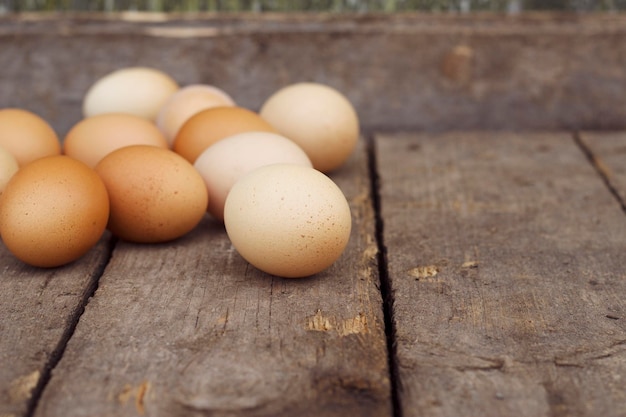 Huevos de gallina marrón sobre la mesa de madera vieja