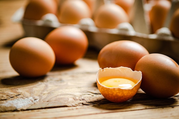 Huevos de gallina en una mesa de madera