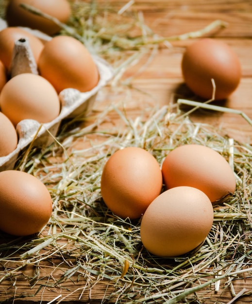 Huevos de gallina en una mesa de madera