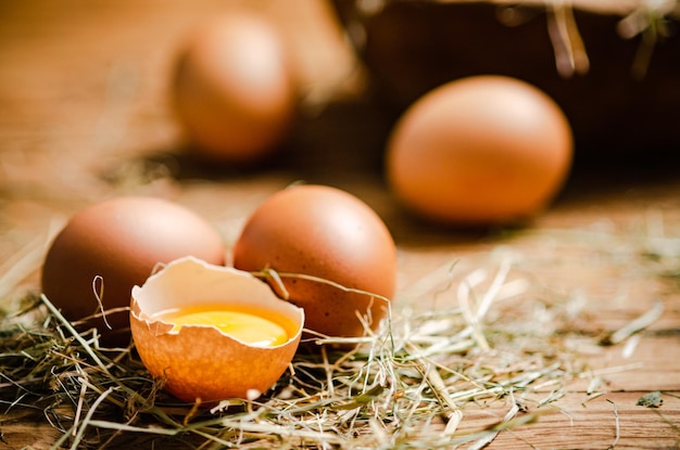 Huevos de gallina en una mesa de madera