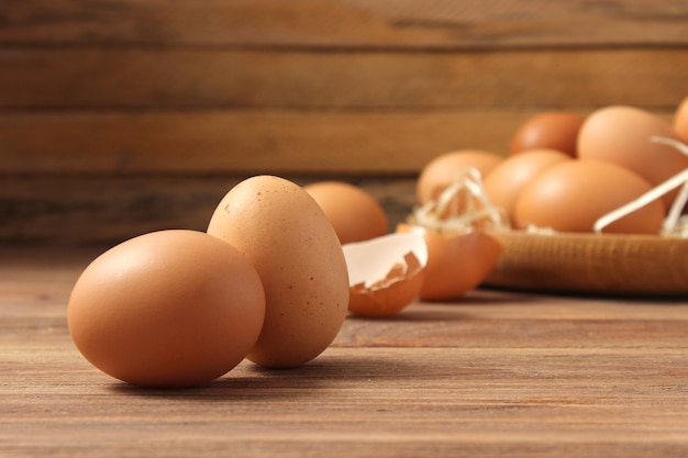 Huevos de gallina en la mesa productos agrícolas huevos naturales