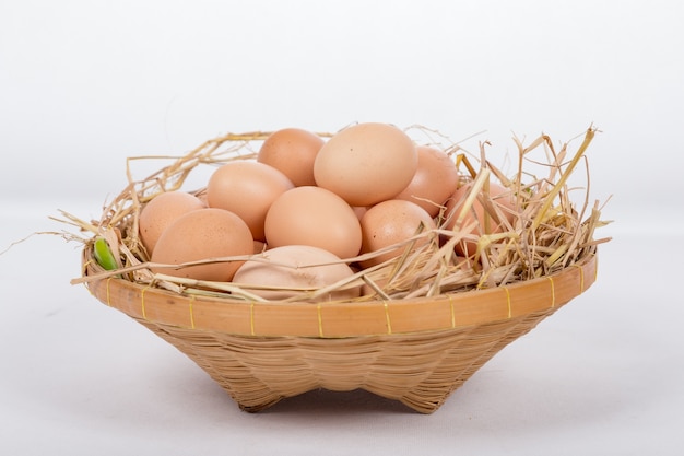 Huevos de gallina o pollo en la canasta.