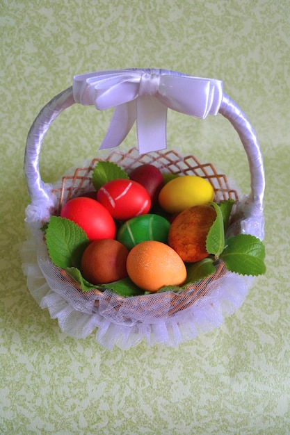 Huevos de gallina de Pascua de colores con tintes