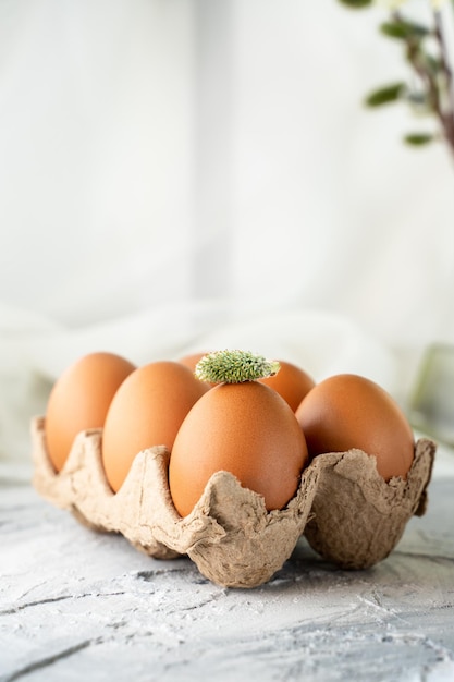 huevos de gallina de pascua en la mesa y sauce un símbolo de las tradiciones culturales navideñas