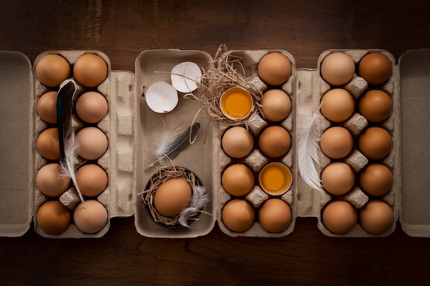 Huevos de gallina planas todavía la vida rústica con comida elegante