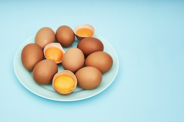 Huevos de gallina en un plato, un plato. Alimentos, proteínas en los alimentos.