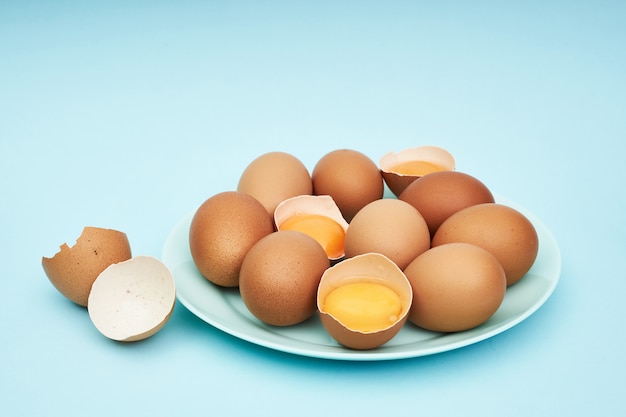 Huevos de gallina en un plato, un plato. Alimentos, proteínas en los alimentos.