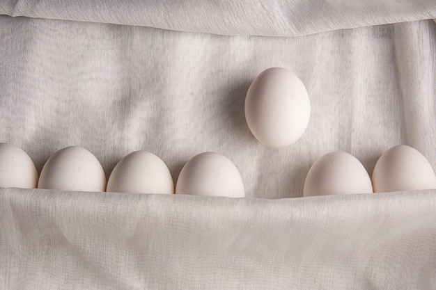 Huevos de gallina sobre arpillera. Productos agrícolas. huevos naturales. Huevos de gallina en la mesa.