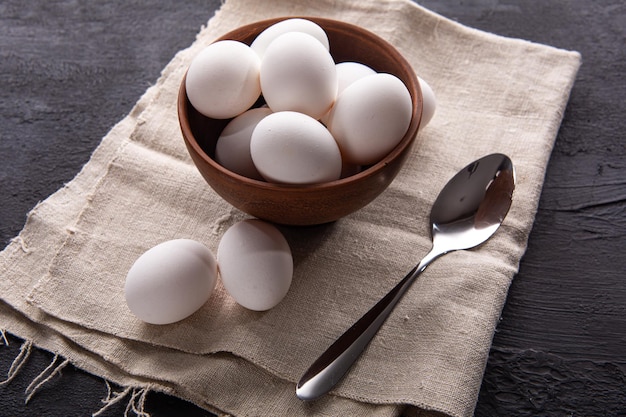 Huevos de gallina sobre arpillera. Productos agrícolas. huevos naturales. Huevos de gallina en la mesa.
