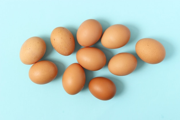 Huevos de gallina sobre un fondo de color huevos naturales de productos agrícolas