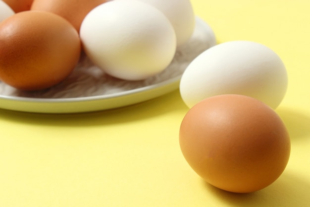 Huevos de gallina sobre un fondo de color huevos naturales de productos agrícolas