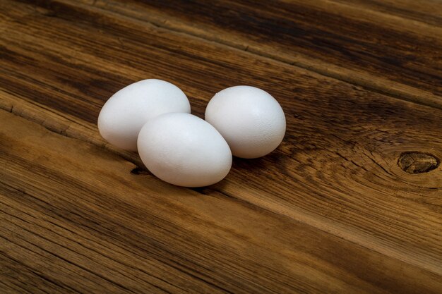 Huevos de gallina sobre un fondo de madera