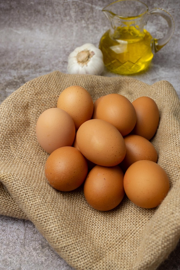 Foto huevos de gallina sobre una tela de rafia