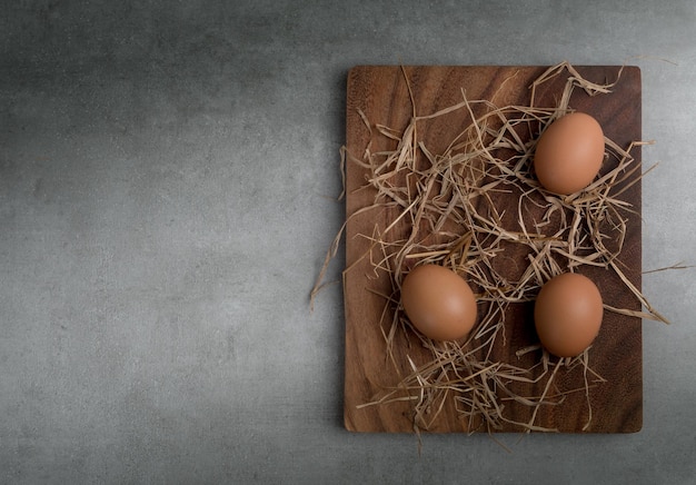 Huevos de gallina en tabla de cortar. Concepto de cocina. Comida sana.