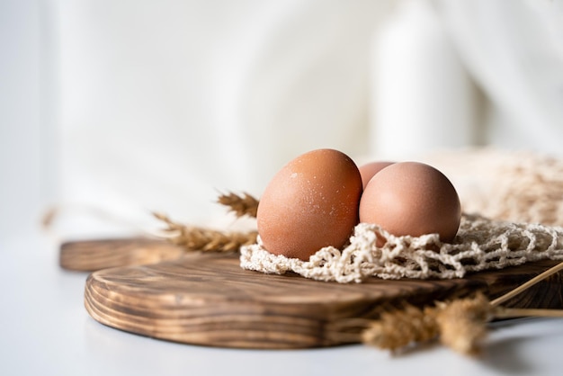 huevos de gallina en una tabla de madera ingredientes alimentarios naturales orgánicos