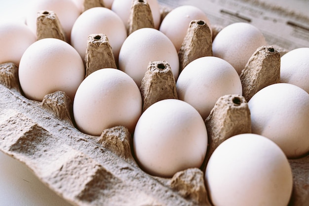 huevos de granja naturales en bandeja de cartón. Vista lateral, enfoque suave