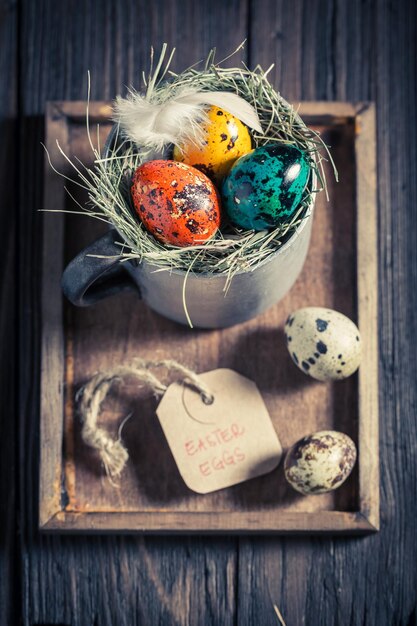 Huevos de granja para Pascua en la casa rústica