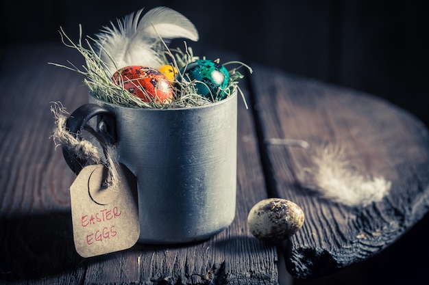 Huevos de granja para Pascua en gallinero pequeño de madera