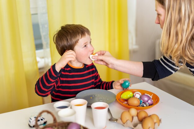 Huevos de madre e hijo para la Pascua.