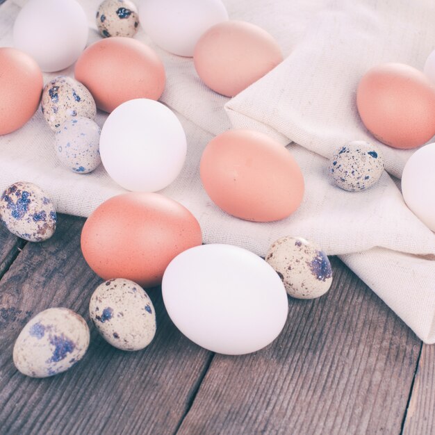 Huevos en mantel textil sobre mesa de madera rústica