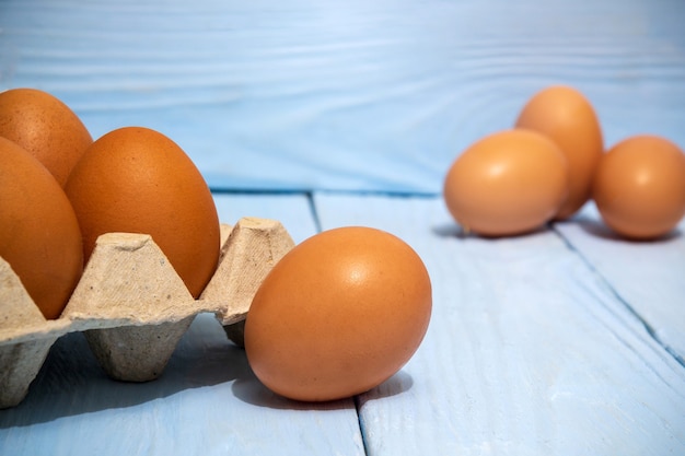 Los huevos marrones se apilan en la bandeja