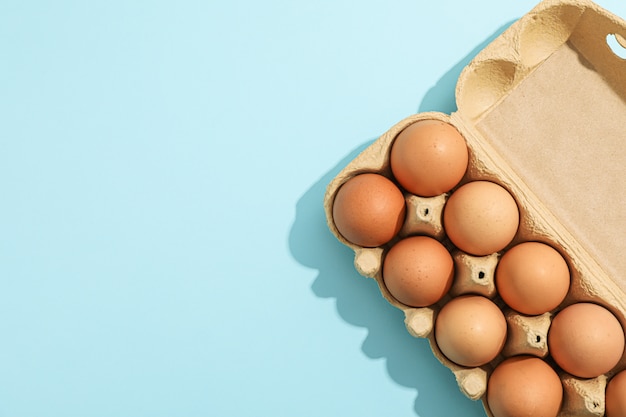 Huevos marrones en caja de cartón en color