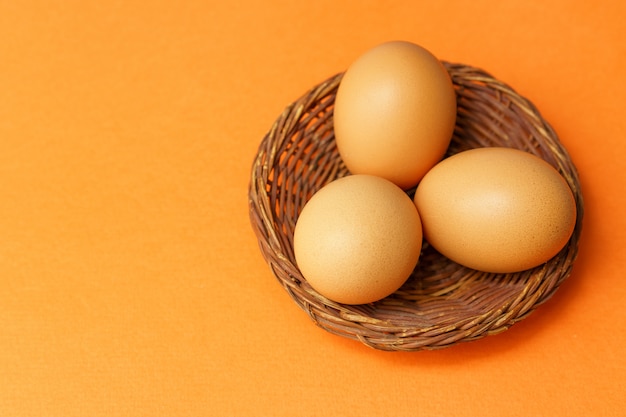 Huevos marrones en una canasta