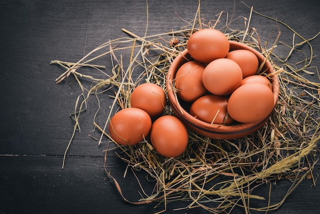 Huevos marrones crudos de pollo Sobre un fondo de madera Vista superior Espacio de copia