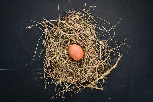 Huevos marrones crudos de pollo Sobre un fondo de madera Vista superior Espacio de copia