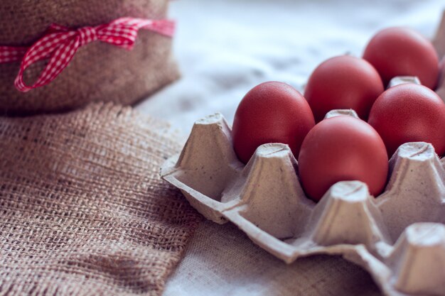 Huevos marrones en un paquete