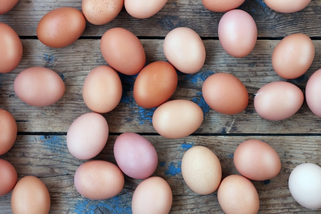 Huevos marrones en un piso de madera, la vista superior.