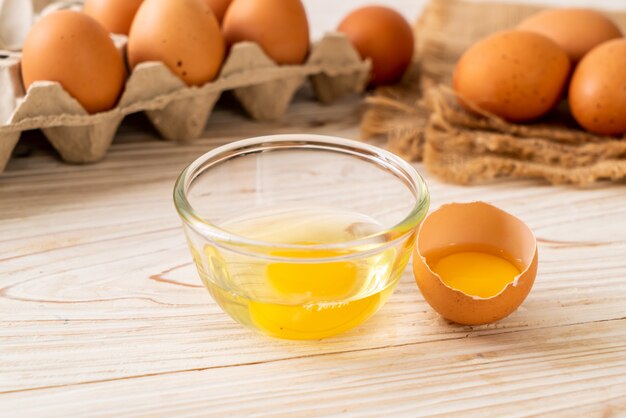 Huevos marrones con una yema rota y yema de huevo