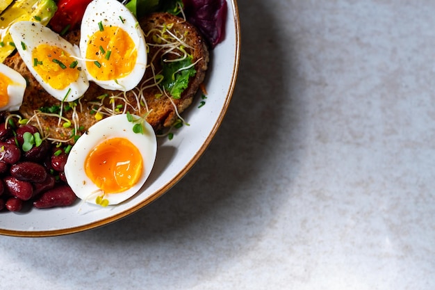Huevos medio cocidos con desayuno saludable sasld