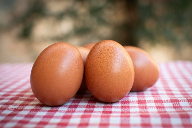 Huevos en la mesa de alta definición